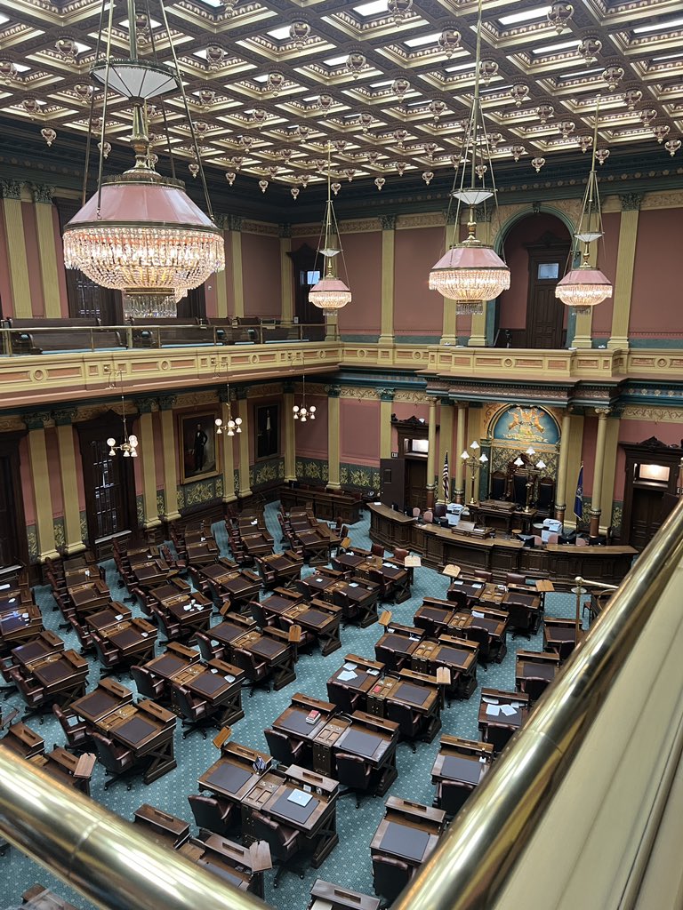 MrRondot's tweet photo. Beautiful day for a field trip to our state capitol building! https://t.co/Ot3m8m7AAj