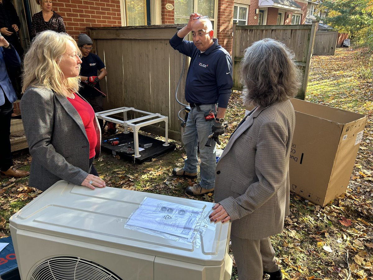 Great news for #OttawaVanier! We announced a $4.3M federal investment in 5 energy-efficient renovation projects, including 2M$ for EnviroCentre’s project in #OV. These projects will help residents save more $, cut energy consumption and reduce green house gasses.