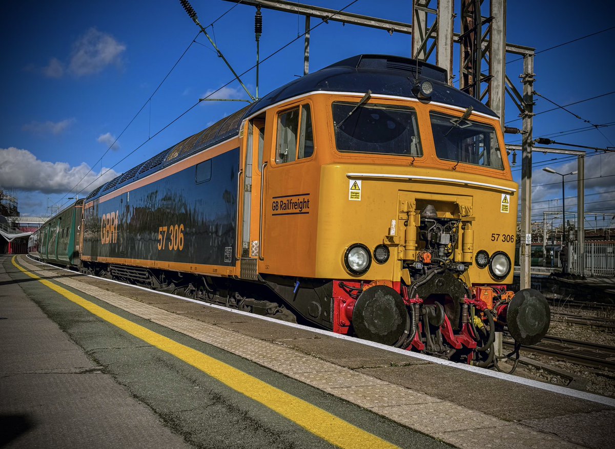 SydneyBridgeTMD's tweet image. Shift 1/3 ✅  Here’s 57306 sat in the sunshine on P12 at Crewe dragging 458402 from Widnes Transport Tech to Wembley Receptions 1-7 working 5Q63 on my walk to work this afternoon 22/10/24 #Class57 #Class458 #UnitDrag #RailwayPhotography #TrainPhotography #Crewe #GBRf #SWR