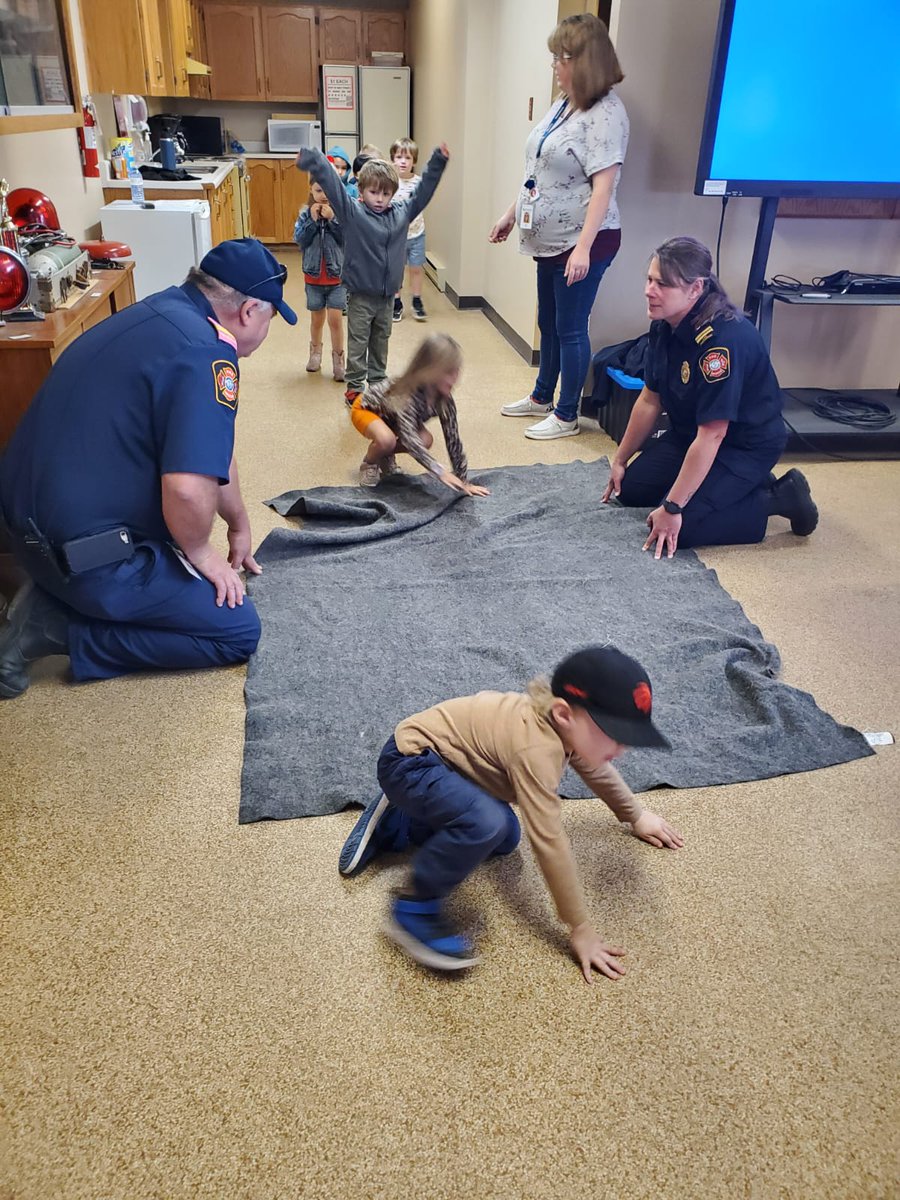 OPP_CR's tweet photo. #HurWOPP. Huronia Centennial Elementary School visited Fire Station #5 in #SpringwaterTwp for a fire safety and Halloween safety info session with local fire and police. #HalloweenSafety ^mo https://t.co/IlNt3D1ojn