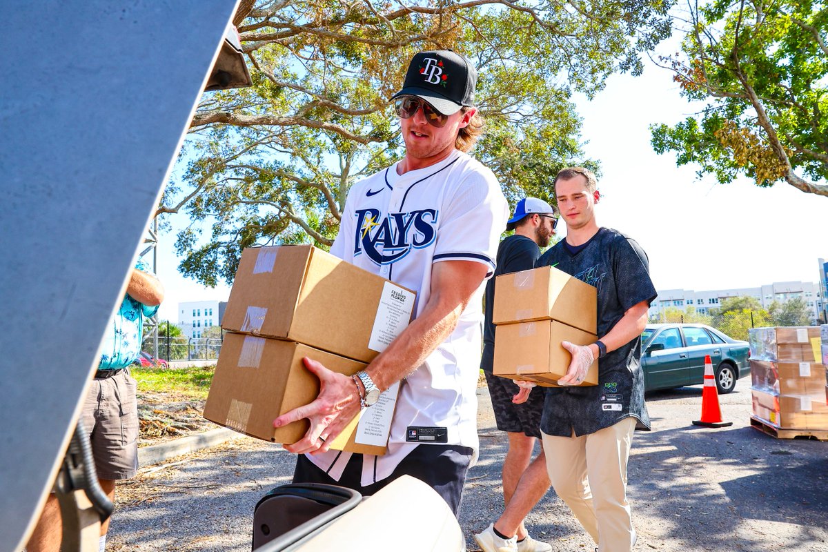 RaysBaseball's tweet photo. Pitching in for our community. ⚾️🩵

Rays staff and players came together today in front of @TropicanaField to help @FeedingTampaBay and @SPCATampaBay distribute meals and pet food to families impacted by Hurricane Helene and Milton. https://t.co/WJcgEpmVj9