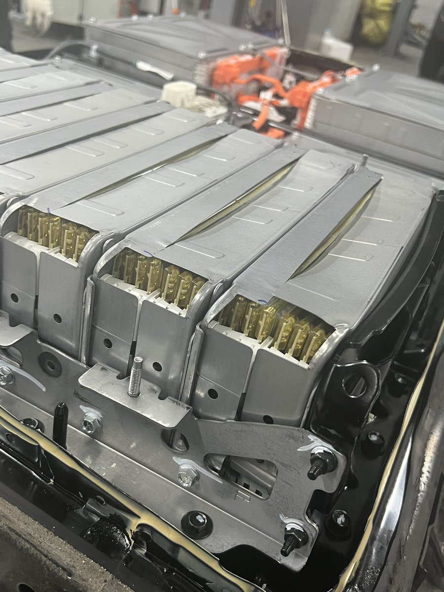 한국에서 철수한 닛산 전기차 리프, 5년만에 배터리 부풀고 자동차 주행중 정지. KCC가 딜러사이자 대행사인데 내돈주고 고쳐야 한다고, 2000만원까지 생각하라고. 미국 캐나다 유럽은 16만 키로 워런티고 한국은 10만 키로. 너무한거 아닌가? 한국 소비자만 봉.