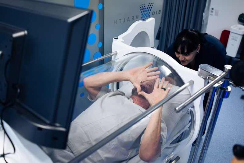 RealDDP's tweet image. I broke my back once, but @PaygeMcMahon has broken hers twice in 6 places. She&apos;s way tougher than I am!

Our treatments at the @bioXcellerator Clinic in Medellin, Colombia have been a total game changer!

#bioxcellerator #health #stemcells #healthiswealth @DDPYoga @powercuffs