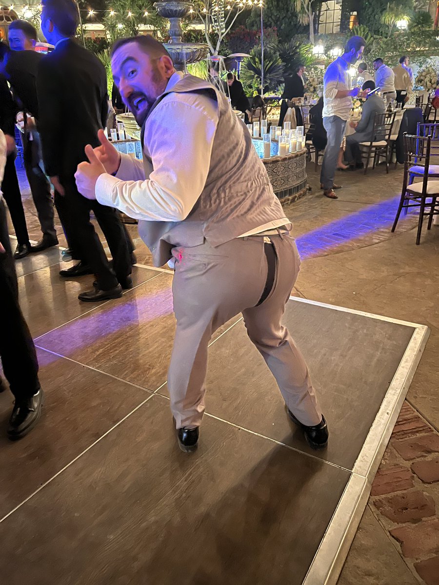 Definitely not the first time this has happened at a wedding…And won’t be the last 😆🕺🏽🕺🏽🕺🏽