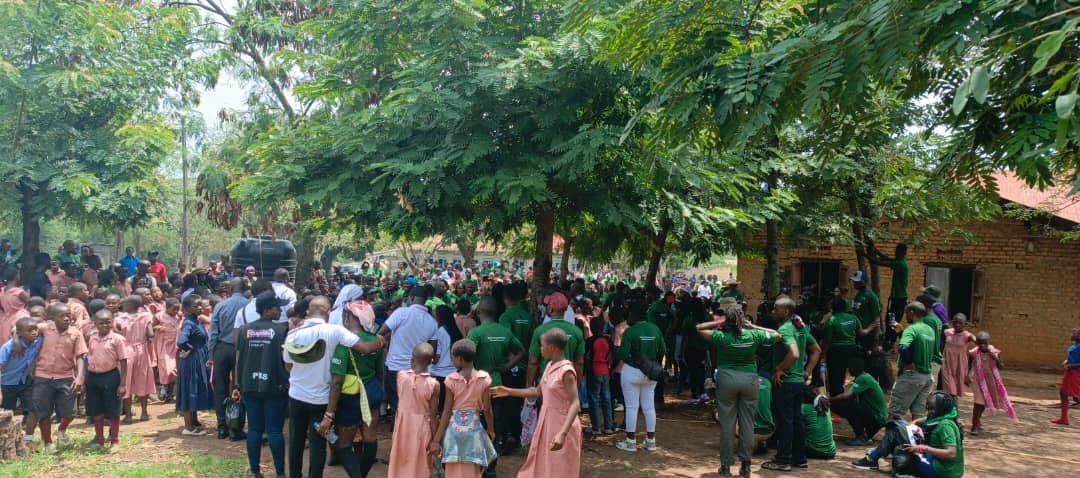 RotaractD9214's tweet photo. Our @EarthRotaract project in Kasese (Oct 3-6, 2024) promoted economic growth, leadership & environmental sustainability. Over 410 attendees benefited, 2,100 trees planted & Rukooki Hospital received vital supplies! #100DaysOfService https://t.co/pvqWHKCeXD