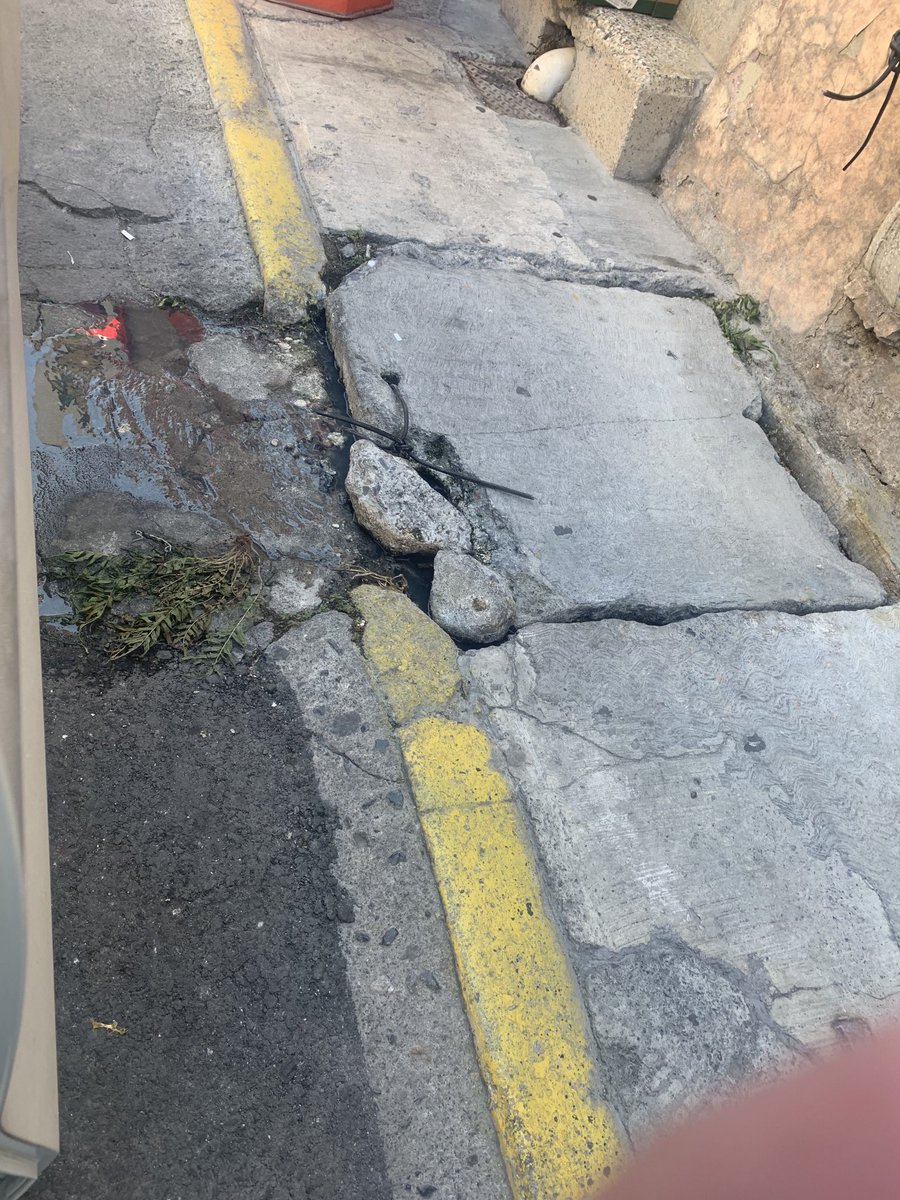 fnevarez1's tweet image. ⁦@ayd_monterrey⁩ fuga de drenaje en la calle allende entre guerrero y emilio carranza afuera de restaurante de tacos desde agosto 2024