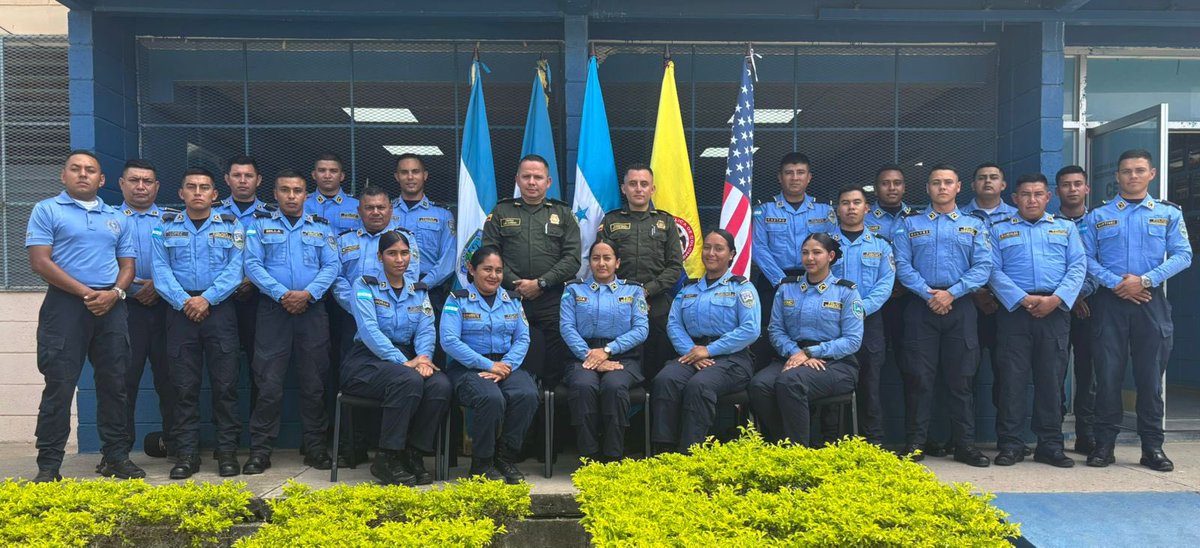 InspeccionGnral's tweet photo. #CooperaciónInternacional 🇨🇴🇭🇳 | Fortalecemos nuestra relaciones con la @PoliciaHonduras.

Uniformados del Área de Servicio al Ciudadano de la @PoliciaColombia capacitan a nuestros homólogos, 
con el objetivo de fortalecer las destrezas de atención a la comunidad hondureña. https://t.co/CQyWKs6NTM