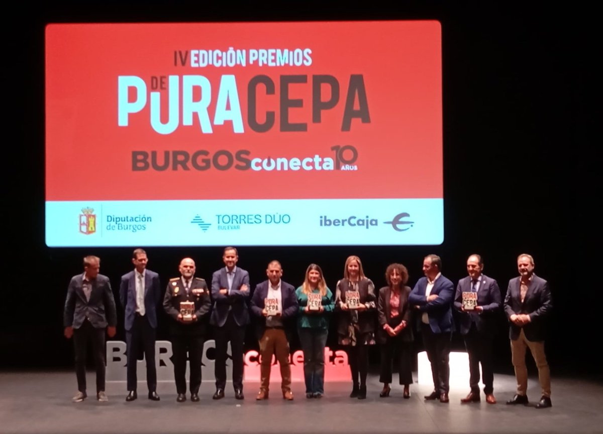 burgosconecta's tweet photo. Finaliza la entrega de los Premios Pura Cepa con una foto de familia. Muchas gracias a todos por acompañarnos. https://t.co/F2mdiNXEX2