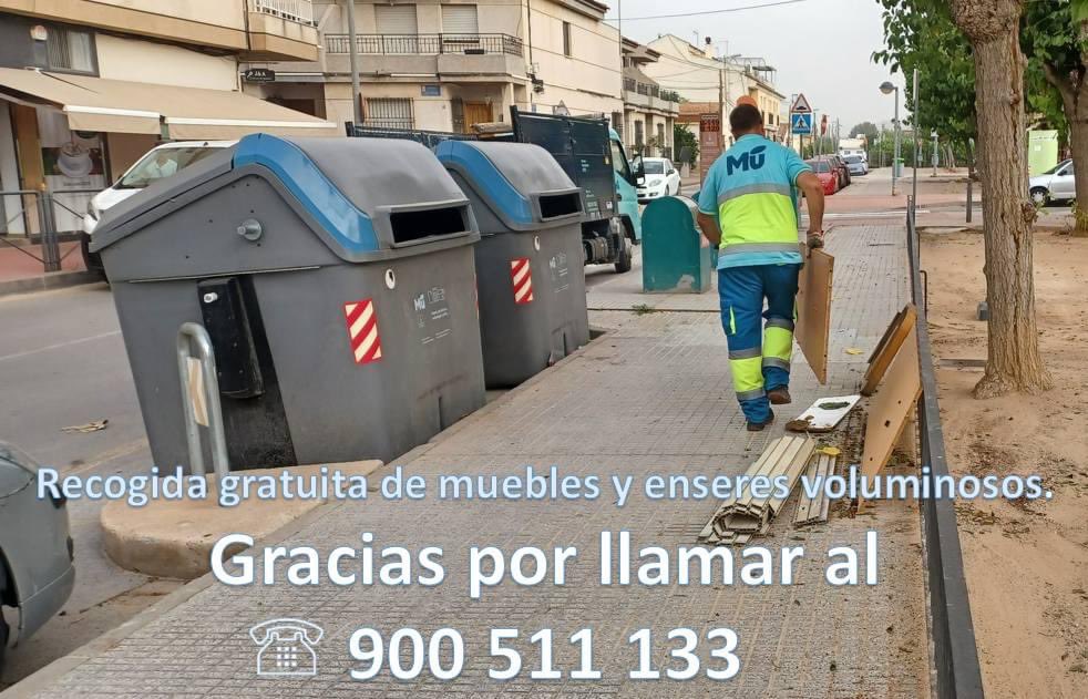 Una cocina y un salón al completo, sin avisar al servicio, invadiendo la acera y la calzada. Un acto incívico que ha tenido hoy mismo respuesta por parte de <a href="/Rebepl/">Rebeca Pérez</a> <a href="/mucsostenible/">Murcia Ciudad Sostenible</a> y de los mejores operarios posibles, con Carlos capataz de zona a la cabeza #DistritoDeSalzillo