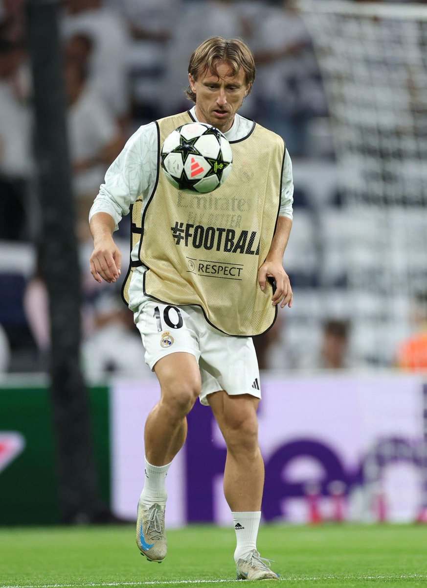 OsamaBakour7's tweet photo. الأمير لوكا مودريتش خلال الإحماء ♥️🤍

#دوري_أبطال_أوروبا
#ChampionsLeague | #RMDBVB https://t.co/ObO8cx9fB4