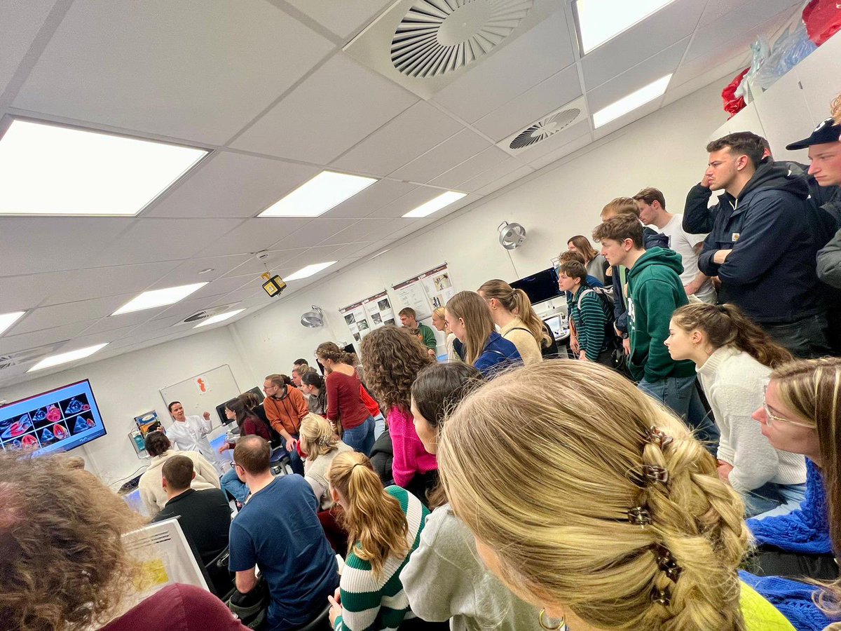 filloreta_gashi's tweet photo. @MHH_life students love our CardioClub🫀😋✨
Unser heutiger Echo-Kurs mit @Jakstaite_A war ein voller Erfolg! Nach einer tollen Einführung, hatten alle Studierenden die Möglichkeit, hands-on zu schallen! 💪🏽 #YoungestDGK
@YoungDgk @JBauersachsMD @DavidDuncker @HenrikeHillmann https://t.co/6UKhs2i6x7