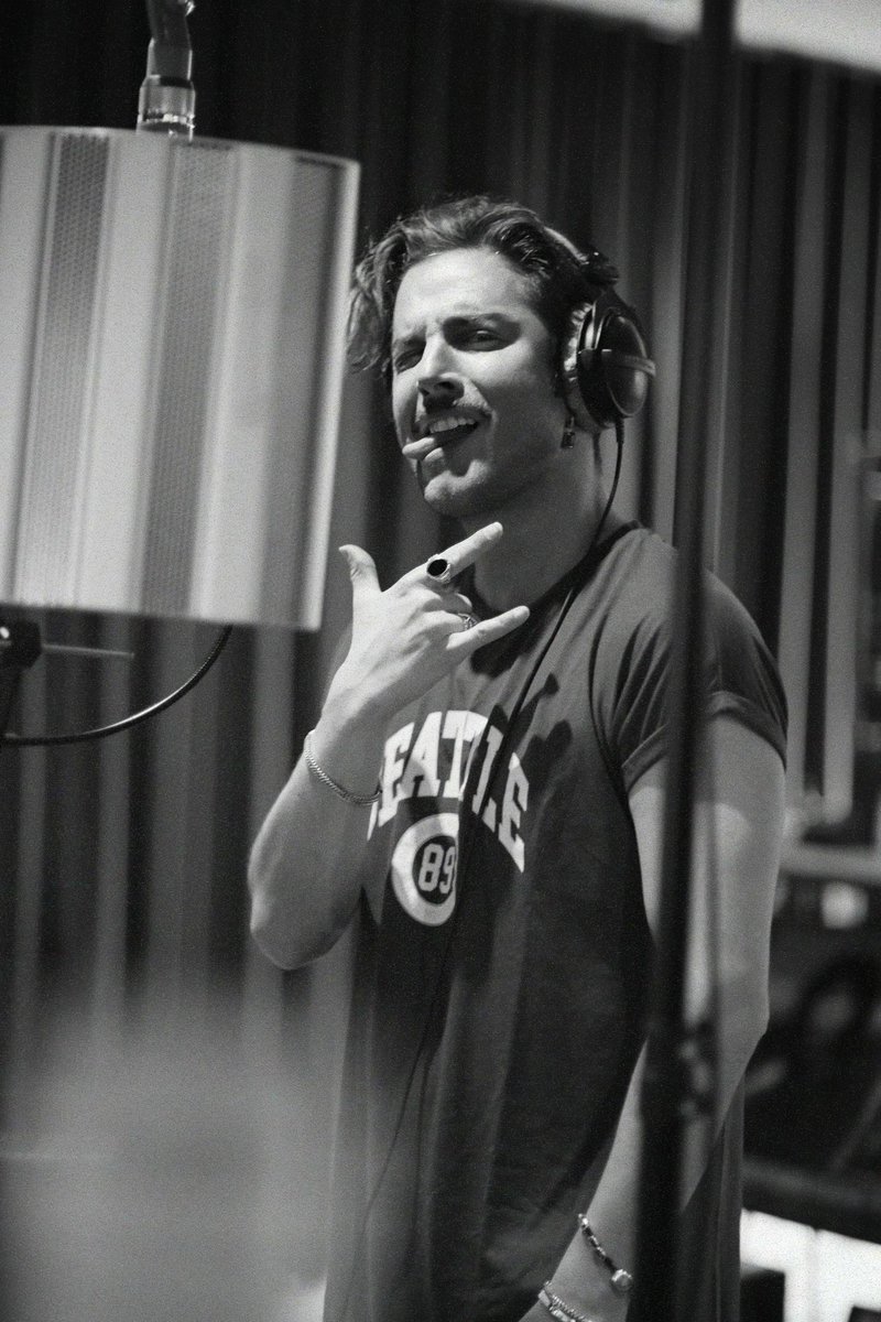 La garganta y el corazón me arden. Sacando fuera lo de dentro, no sé hacerlo de otra manera.

El disco ya tiene forma y me grita su ADN, que es el mío y el de todos... 🩸🔥