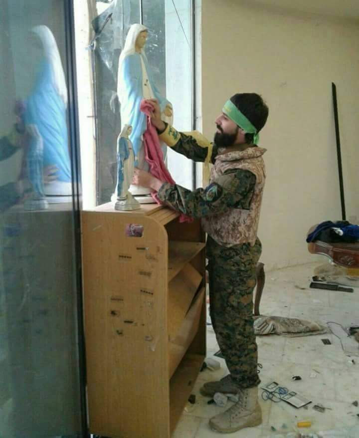 Linformatrice1's tweet image. Le genre d&apos;image qui fait bugger le cerveau d&apos;un droitard pro-israélien qui cherche à se convaincre que le Hezbollah est un mouvement anti-chrétien.