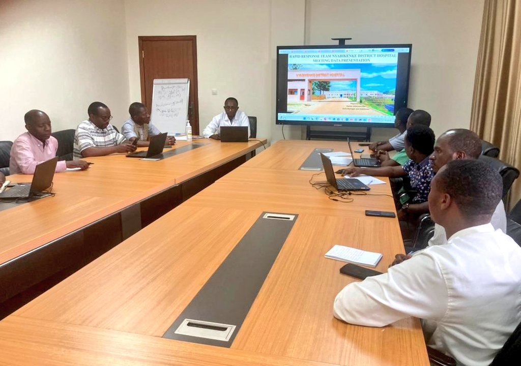 Ku gicamunsi cyo kuri uyu wa Kabiri,Umuyobozi Mukuru w'Ibitaro <a href="/DrFulgenceN/">Dr. NKIKABAHIZI Fulgence,</a> yayoboye inama yahuje itsinda ry'abakozi b'Ibitaro bakurikirana ishyirwa mu bikorwa ryo kubahiriza amabwiriza n'ingamba zo kwirinda no guhangana n'icyorezo cya #Marburg mu rwego rwo kurebera hamwe...