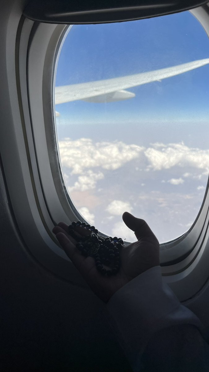 562's tweet image. يشوف الغلا في عيونك الناعسات الحور 
مثل من يشوف الموت في عيون ذباحه

يبيّن لك انه هادي وخاطره مسرور 
وهو والله انه يزعجه صوت مسباحه

شجاع حذف لك بندقه والرصاص يثور
ولا تذبحينه عقب ما سلم .. سلاحه