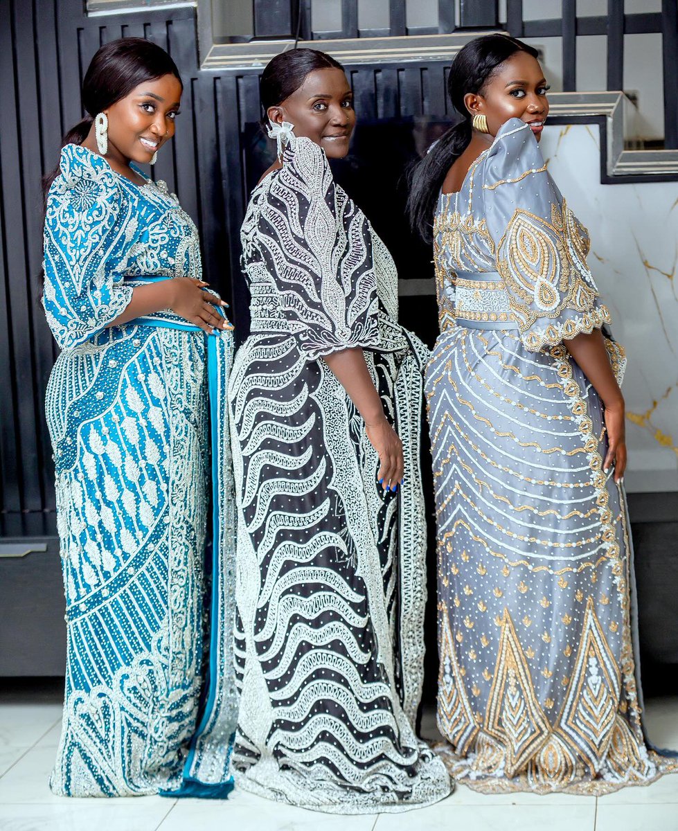 LydiahJazmine's tweet photo. Maama and her only girls 🥹🤍 second last and last born🥰 I’m not the first born btw😅 Got 3 handsome big brothers ☺️ Yes I’m grateful..THANK YOU GOD 🙏🏾 #mum@62

Gomesis from @avatardesigns53 
Makeup @mubirusylvans https://t.co/9cJ14GVzGo