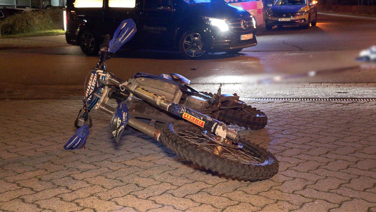 PressePeters's tweet photo. Tödlicher Unfall in #Glinde (Schleswig-Holstein) - junger Motorradfahrer kollidiert mit PKW - Motorradfahrer verstarb noch vor Ort - Angehörige und Eltern trauern an der Einsatzstelle - Motorrad war ohne Licht und ohne Kennzeichen auf öffentlichen Straßen unterwegs https://t.co/V14hnMazo2
