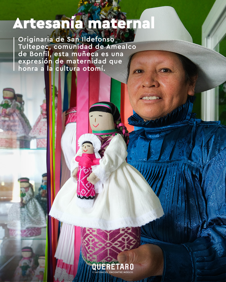 QroTravel's tweet photo. ¡Conoce a #Dönxu, la muñeca mamá! 🪆✨

Originaria de San Ildefonso Tultepec, en el #pueblomágico de #AmealcodeBonfil, esta tierna pieza artesanal es, a la vez, manifestación cultural y fuente de ingresos para la comunidad.

¡Llévala contigo en tu próxima visita!

#Queretaro #artesania