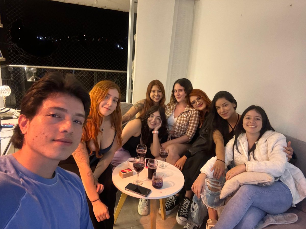 JuliRaptorr's tweet photo. Qué bonito se sienten en el ♥️ https://t.co/DO0oLGiYCK