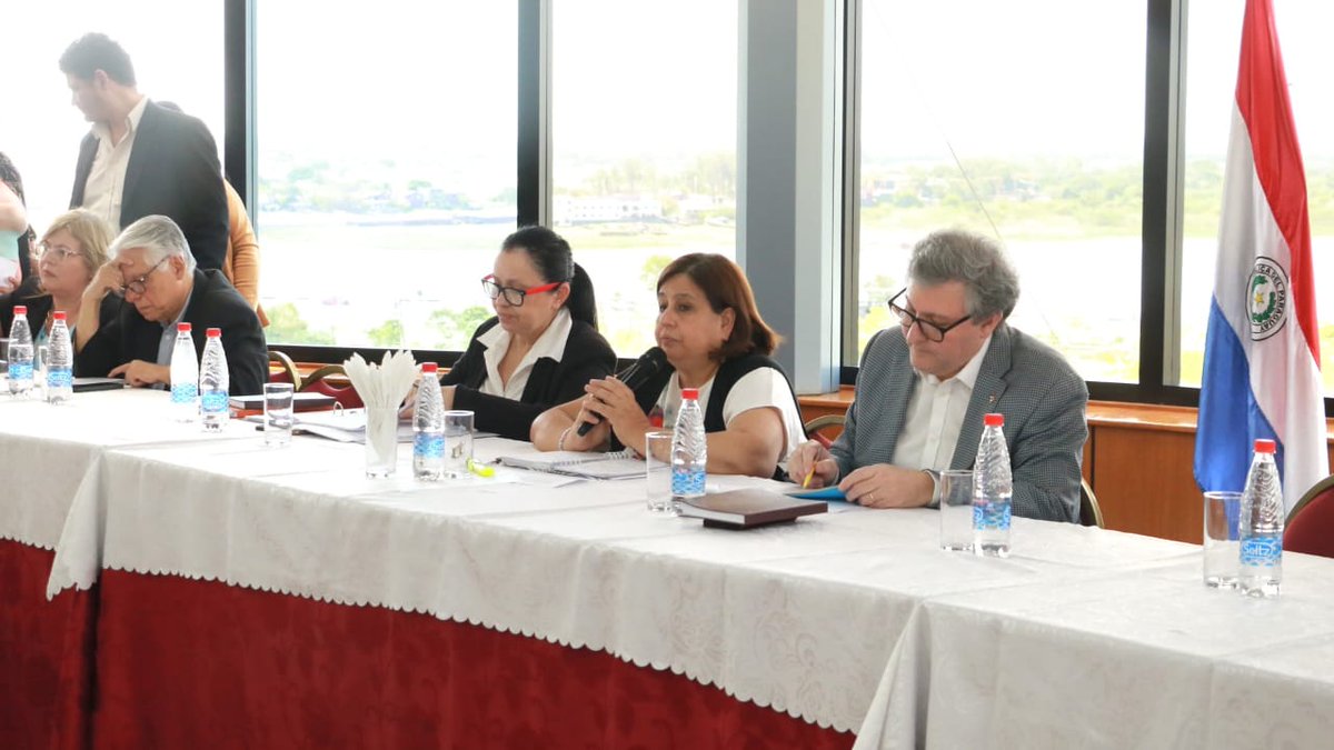 Estamos en una mesa de trabajo con trabajadoras y trabajadores para discutir el proyecto de Ley de la Carrera Civil. Es fundamental que una iniciativa que impactará directamente en sus condiciones laborales y de vida sea analizada y debatida con ellas y ellos.

Debemos construir