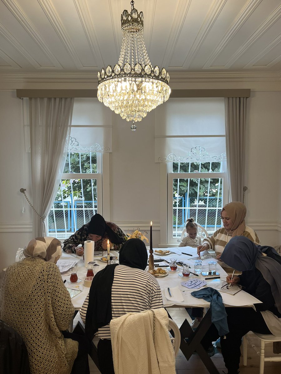 menarartstudio's tweet photo. 20 Ekim İncirli Köşk’te gerçekleşen Cam Üzerine Hat Sanatı Workshop kareleri✨🕯️☕️👩🏻‍🎨 https://t.co/Hga1AuXovR