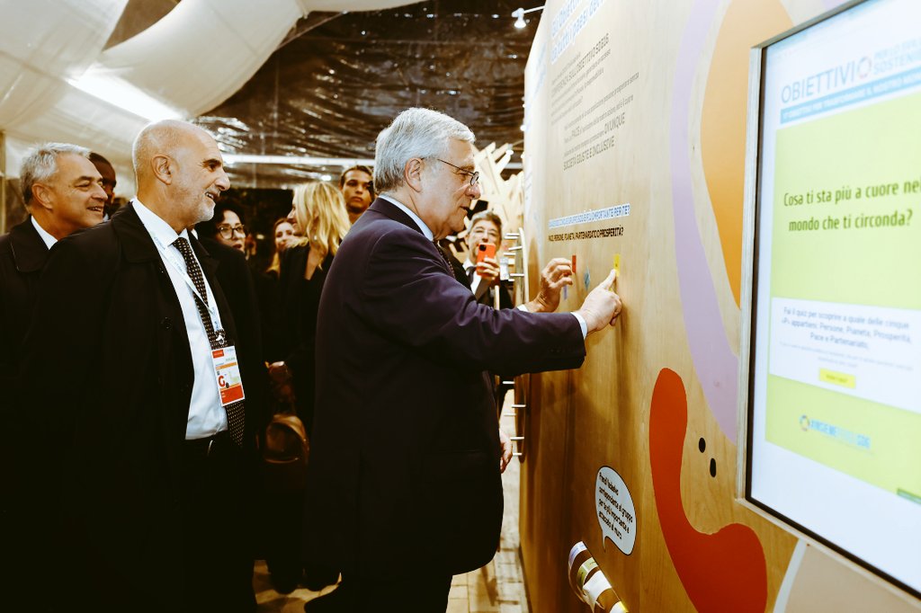 Cooperazione Italiana 🇮🇹 (@cooperazione_it) on Twitter photo #G7italia2024 | Il Ministro <a href="/Antonio_Tajani/">Antonio Tajani</a> inaugura l’installazione #InsiemepergliSDG a #Pescara con il Ministro <a href="/SportGoverno/">SportGoverno</a> <a href="/andreaabodi/">Andrea Abodi</a>. #Insiemeperglisdg è la campagna promossa da <a href="/ItalyMFA/">Farnesina 🇮🇹</a> in 🇮🇹 per sensibilizzare giovani e famiglie sugli obiettivi di sviluppo sostenibile #G7italia2024 | Il Ministro <a href="/Antonio_Tajani/">Antonio Tajani</a> inaugura l’installazione #InsiemepergliSDG a #Pescara con il Ministro <a href="/SportGoverno/">SportGoverno</a> <a href="/andreaabodi/">Andrea Abodi</a>. #Insiemeperglisdg è la campagna promossa da <a href="/ItalyMFA/">Farnesina 🇮🇹</a> in 🇮🇹 per sensibilizzare giovani e famiglie sugli obiettivi di sviluppo sostenibile