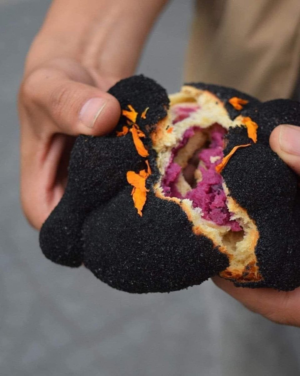 VerdeSelvah's tweet photo. Pan de muerto cubierto con cenizas de totomoxtle y rellenas con dulce de camote morado 💜 https://t.co/nEm4yxJmb8