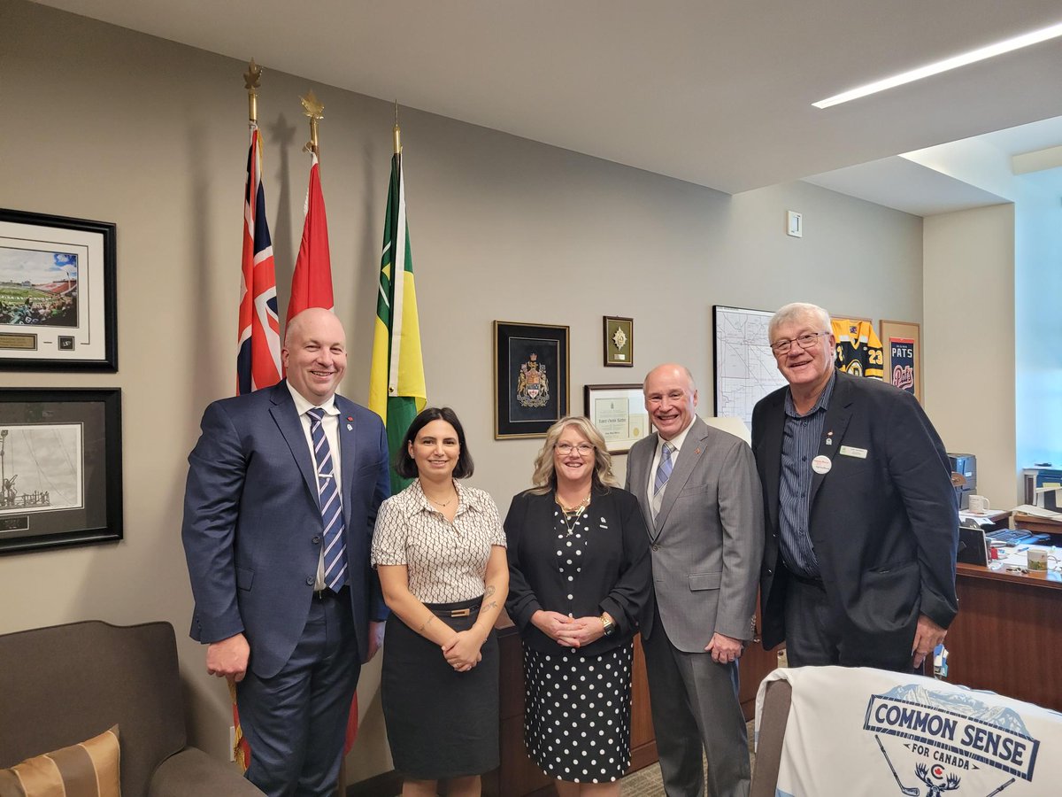 CFAFCA's tweet photo. Thank you #RobertKithen MP for mtg with the CFA reps on #CFAHillDay24 to discuss key issues impacting our industry sector such as data, trade & transportation. #cdnag #cdnpoli. @drew_spoelstra @AgProducersSK #lynjacobson @OntarioFarms https://t.co/IZ618zgo0x