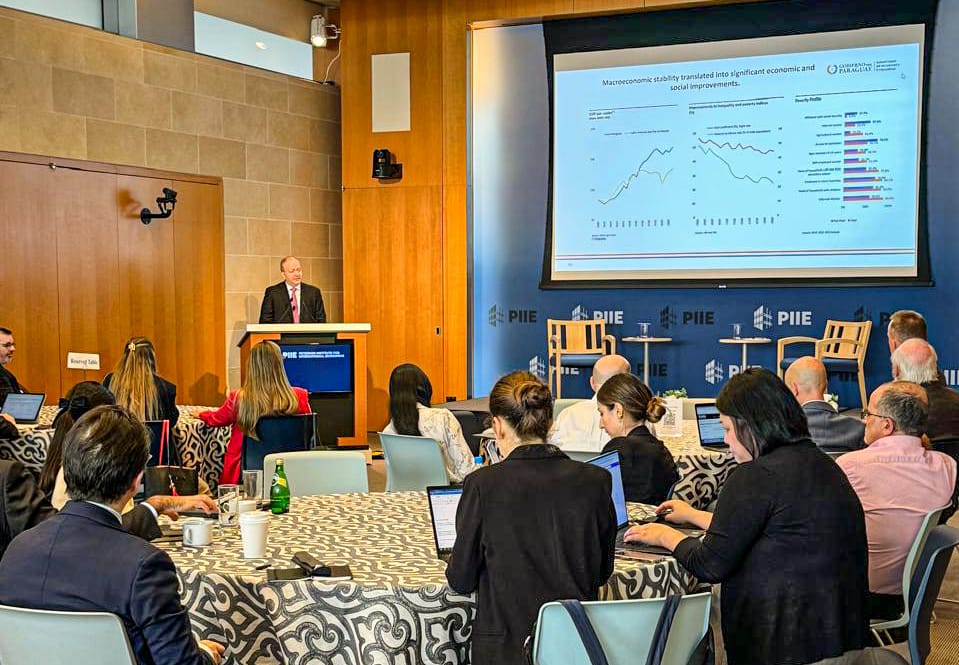 MEF_Paraguay's tweet image. El ministro @cgfernandezv resaltó las fortalezas que llevaron a #Paraguay🇵🇾 a lograr el #GradoDeInversión y reconoció el desafío que tiene el país de seguir fortaleciendo las instituciones, durante la #MacroWeek2024, organizada por @PIIE.

➡️ lc.cx/jqITap