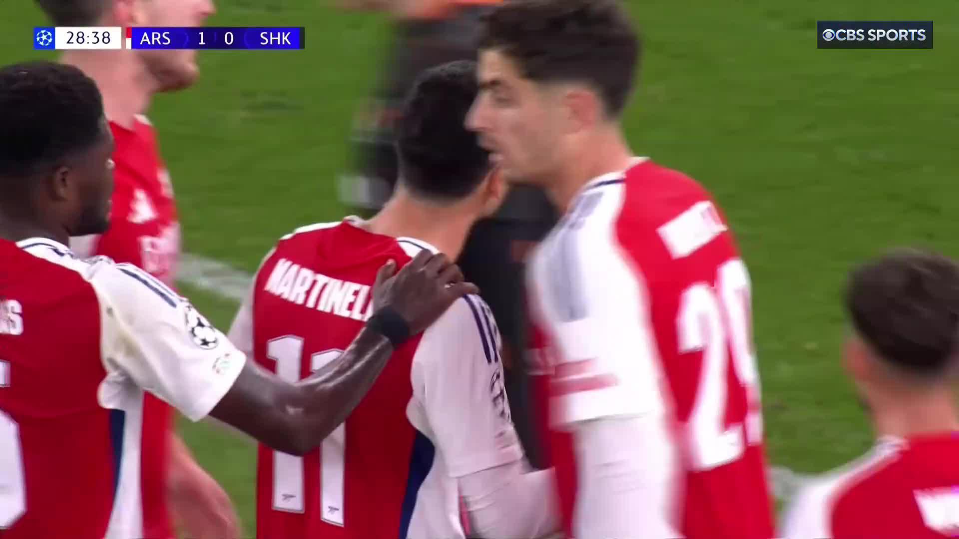 Gabriel Martinelli's shot deflects off the back of Shakhtar Donetsk's goalkeeper to give Arsenal the lead 😳🎯