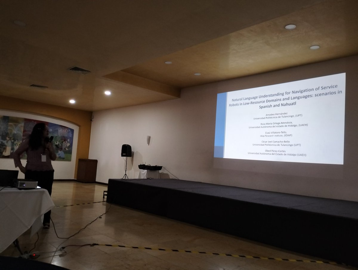 Rosa Ortega, de la Universidad Autónoma de Hidalgo, participando en #MexLEF2024 con una charla sobre navegación robótica en español y náhuatl.