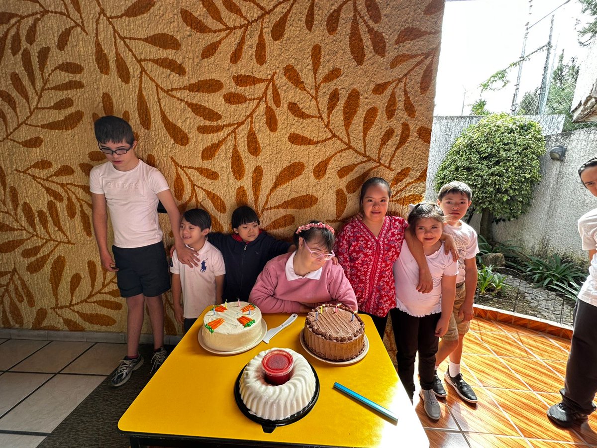 lacasadown's tweet image. Empezamos muy bien la semana, pues nos tocó celebrar el cumpleaños de nuestra alumna Ale. ¡Felicidades Ale! Muchas cosas buenas para ti y que celebremos muchos cumpleaños juntos. 
#LaCasaDown #LCDG #escuela #sindromededown #trisomia21 #downsyndrome #school #education #educacion