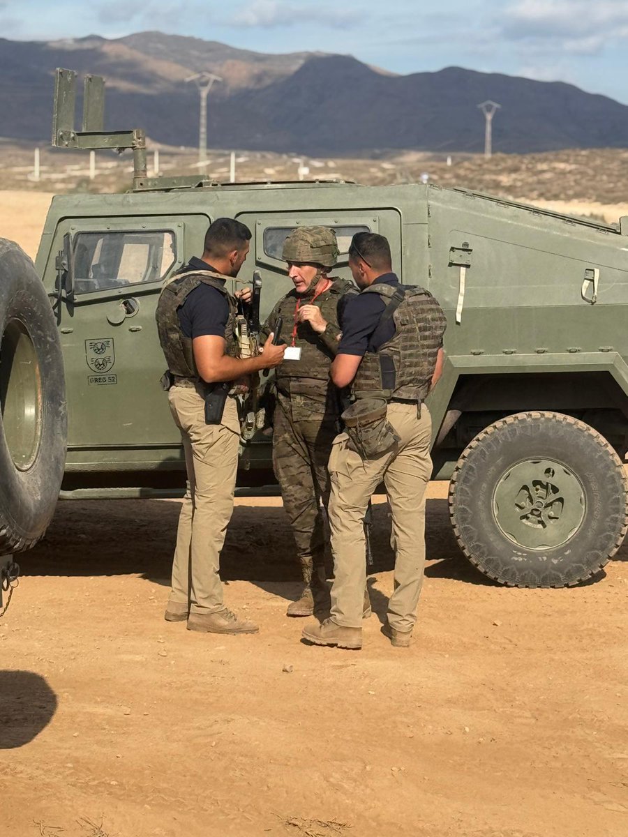 PlataformaMill1's tweet photo. Militares de la #COMGEMEL desarrollan en el CTM #AlvarezDeSotomayor en #Viator el ejercicio #INTEVAL, dentro del programa de preparación para la misión A/I XXI. Personal del #GREG52 ha sido evaluado con incidencias de tiro y conducción.
Vía: @COMGEMEL_ET.
#LaLegión https://t.co/Xs4me10snQ