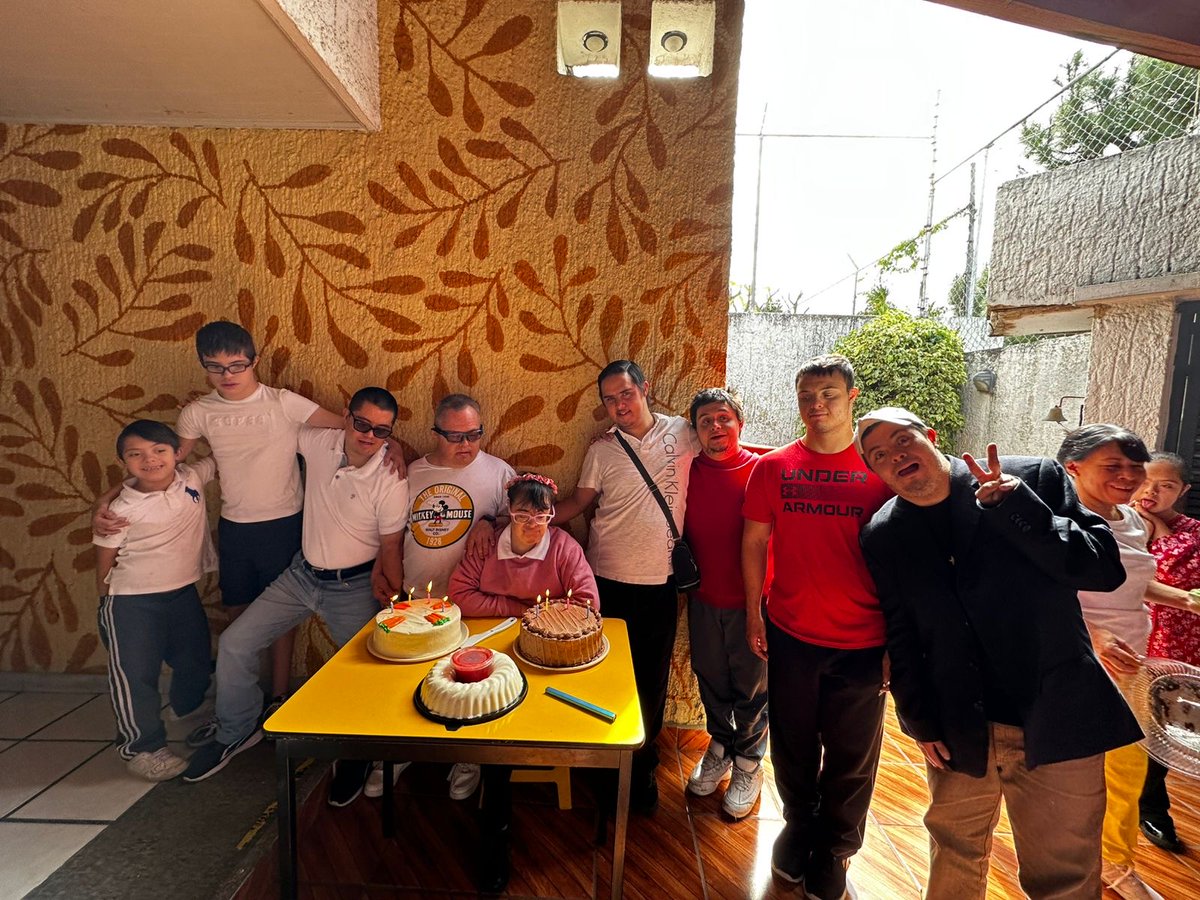 lacasadown's tweet image. Empezamos muy bien la semana, pues nos tocó celebrar el cumpleaños de nuestra alumna Ale. ¡Felicidades Ale! Muchas cosas buenas para ti y que celebremos muchos cumpleaños juntos. 
#LaCasaDown #LCDG #escuela #sindromededown #trisomia21 #downsyndrome #school #education #educacion