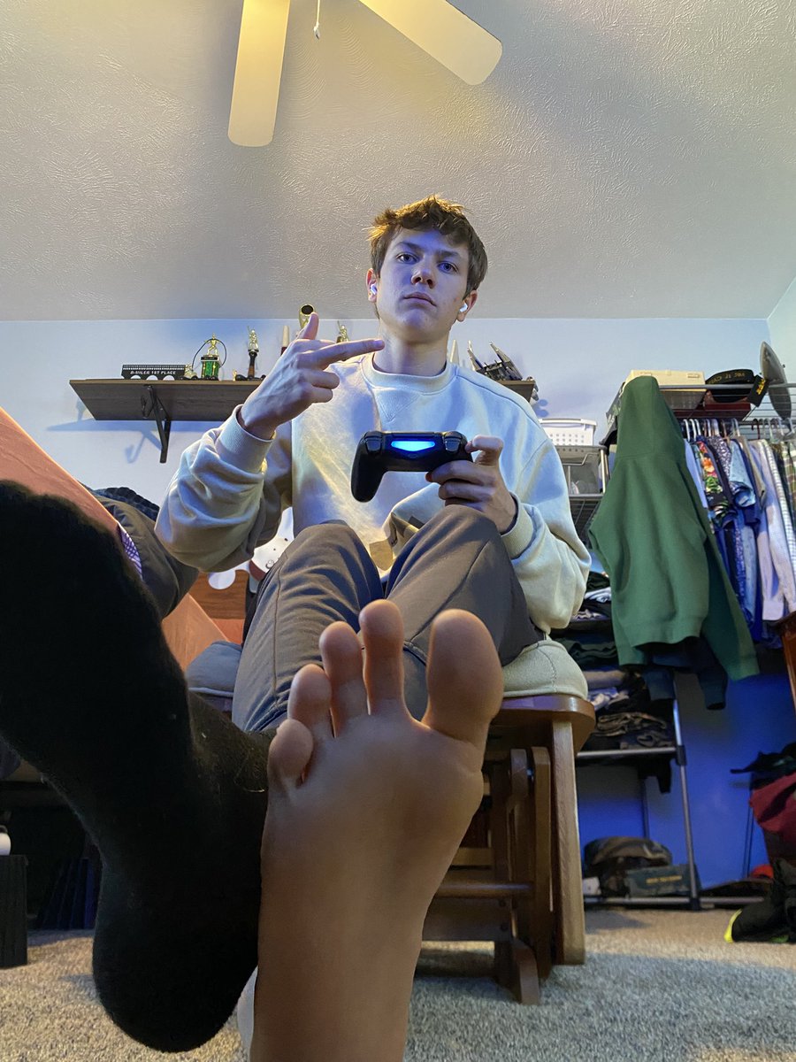 MasterLbird's tweet image. Praise my soles while I ignore you on my video games.  🎮 Doing Skypes, customs and more now get in the DMs cashfags‼️‼️
#Findom #Cashmaster #Feetfetish #Poppers #Cashfag #Paypig #Cuck #Worship #Finsub #Soles #Feet #Teen #Submissive #Humanatm #Mindcontrol #Tribute #Gooner #drain…