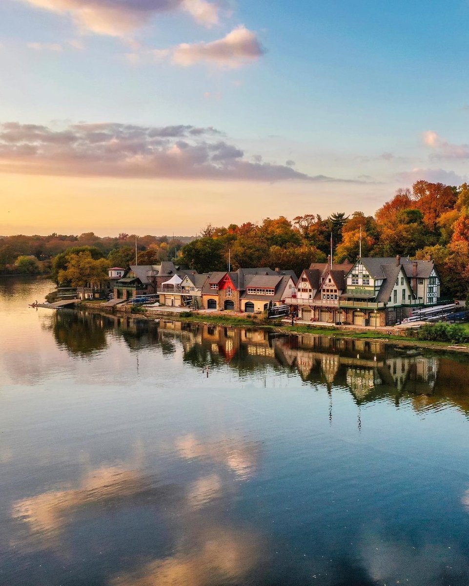 discoverPHL's tweet photo. Fall foliage paired with Boathouse Row is the perfect backdrop for @the_hosr.
The 54th #HOSR takes place this weekend on October 26-27. 🚣♀
Learn more about annual sporting events in Philadelphia ⤵️
https://t.co/zuM86uKPqI
#discoverPHL photo by @DAngeloFoto https://t.co/i92wQOR1DG