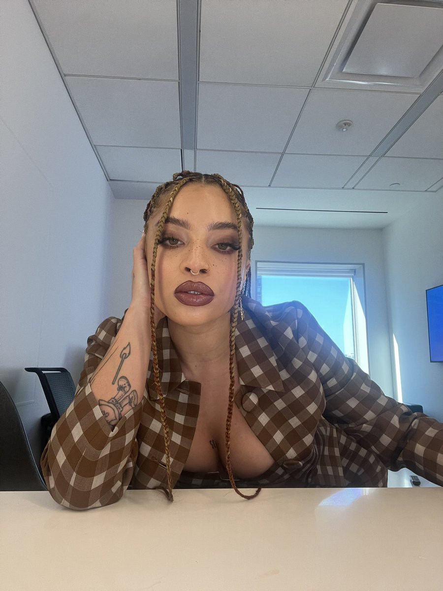 KianaLede tweet picture