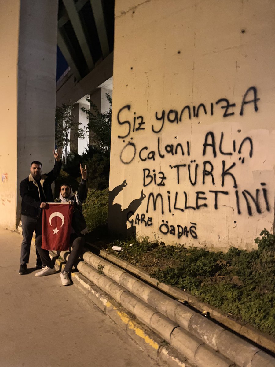 Ümit Özdağ’ın bugünkü açıklamasını duvara yazdılar:

“Siz yanınıza Öcalan’ı alın, Biz Türk Milletini”
