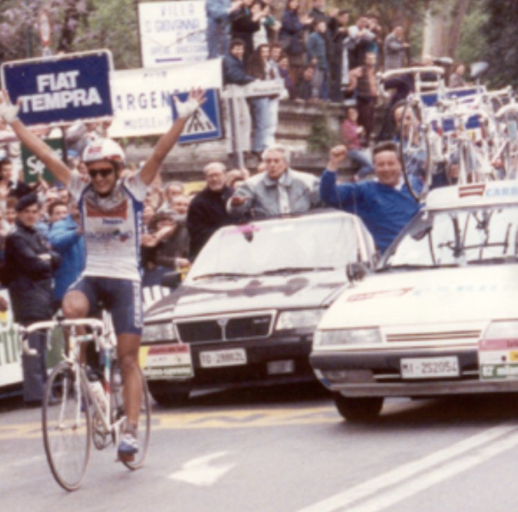 We need to get back to this sort of thing - people hanging out of cars and crowding out a finish line. That Carrera team car though - that’s a…..Citroen, right? 📸<a href="/PhotoSirotti/">FotoreporterSirotti</a> maybe
