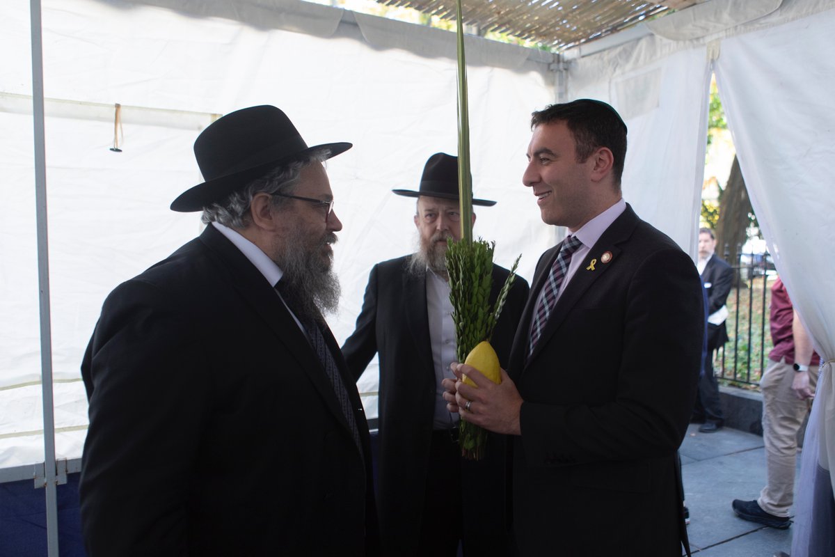 Council Member Eric Dinowitz (@ericdinowitznyc) on Twitter photo We had a great Sukkot event at City Hall today! Thank you to Chabad Lubavitch Youth Organization, <a href="/NYCSpeakerAdams/">Adrienne Adams</a>, my fellow <a href="/NYCJewishCaucus/">NYC Jewish Caucus</a> members, and all the elected officials and community members who came out. We had a great Sukkot event at City Hall today! Thank you to Chabad Lubavitch Youth Organization, <a href="/NYCSpeakerAdams/">Adrienne Adams</a>, my fellow <a href="/NYCJewishCaucus/">NYC Jewish Caucus</a> members, and all the elected officials and community members who came out.