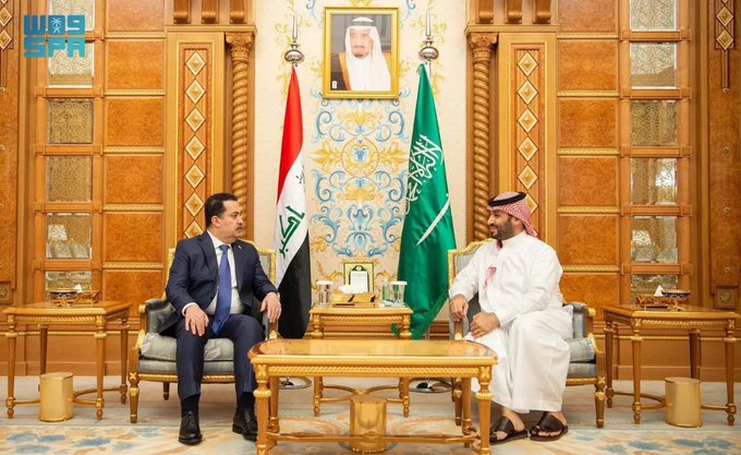 سمو #ولي_العهد يتلقى اتصالًا هاتفيًا من رئيس مجلس الوزراء في جمهورية العراق جرى خلاله استعراض العلاقات الثنائية بين البلدين وسبل تعزيزها وتطويرها في مختلف المجالات بالإضافة إلى بحث مستجدات الأحداث في المنطقة والجهود المبذولة لمنع تفاقم الأوضاع وتجنيب المنطقة مخاطر التصعيد كما تم