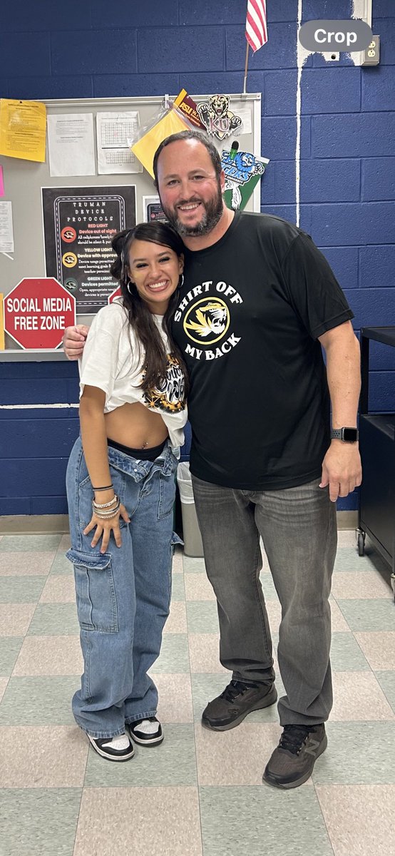 MrMergard's tweet photo. Honored to receive a “Shirt off my Back” from Zianni‼️ An amazing student-athlete who is destined for great things‼️ #shirtoffmyback #tigerstrong https://t.co/PxZqKVEIFi