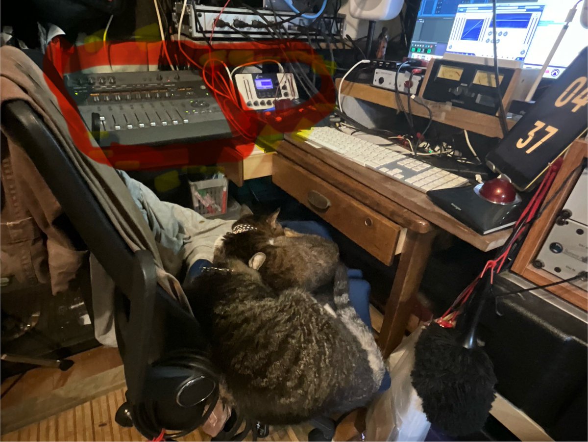 rockde74's tweet photo. デスコンの #digi002 と #liquidMix を使える様にここ2~3日。（またやってる）

この前、002使える様になったんで LiquidMix も~からが笑。

OSを10.14.6に。
ProTools は色々ver試して2022.○（忘れた）。

いやぁ疲れました。
使うか知らんけど（笑）。

おはようございます。
（今日プチ早出） https://t.co/NwtLTUhaSk