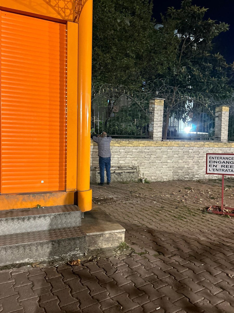 bludiila's tweet photo. VEZNECILER KYK
bu sahis istanbul vezneciler kiz yurdunun dibinde durup gecen ogrencilere cinsel organini gostererek, yurdu dikizleyerek rahatsizlik veriyor kiz ogrencilere. KIMSE SESSIZ KALMAMALI. Devletin yurdunda bile guvende olmayacaksak nerede olacagiz?? LUTFEN YAYALIM!! https://t.co/swthNn8ThY
