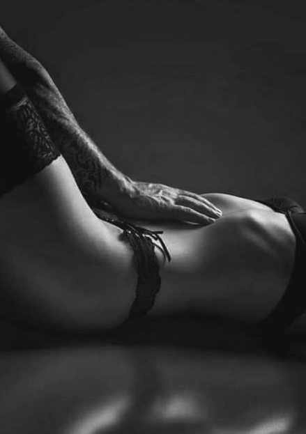 … mis manos le dan forma a tus contornos que por instantes se iluminan por los relámpagos… es imposible no soltar las amarras de este irrefrenable deseo por ser profundamente de ti y adentrarme como la lluvia a tu bella genética...

youtu.be/LAwf55IHiLA