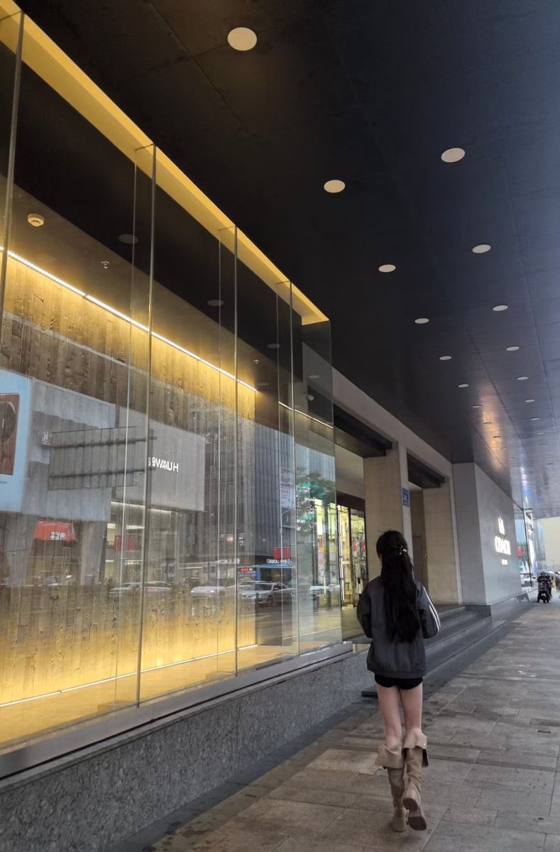 izzibag's tweet image. 脚好冷 想借哪吒的风火轮踩几天