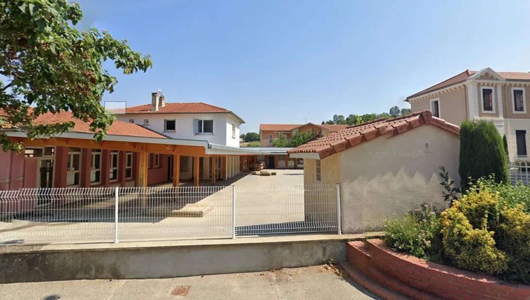 🇫🇷 FLASH | Une enseignante de CP, âgée de 40 ans et mère de trois enfants, s'est suicidée en se pendant dans sa salle de classe ce mardi après-midi à Barbières, dans la Drôme.