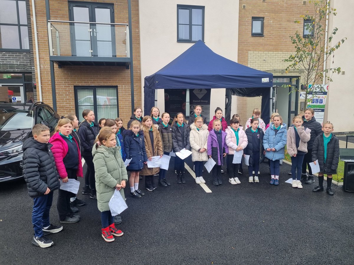 ygglonlas's tweet image. Plant y côr yn canu mewn agoriad swyddogol fflatiau yn Frederick Place bore ma. The choir singing in the official opening of new flats in Frederick Place this morning @SiarterIaithERW @SerenaSbarc