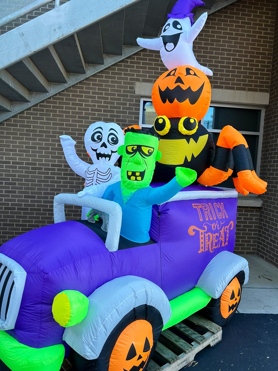 CoachBrugg's tweet photo. Fall softball takes on a whole new meaning at #BigBlueBoo! 🎃👻🥎The Sunday event in Lexington was 🔥! Fun to be in the booth w @JennyDaltonHill @buzzbaker & to see the Cats & @Vol_Softball compete. Oh- & check out @UKCoachLawson dunk tank adventure @UKsoftball feed. 😂 https://t.co/x8JdNEWqTA