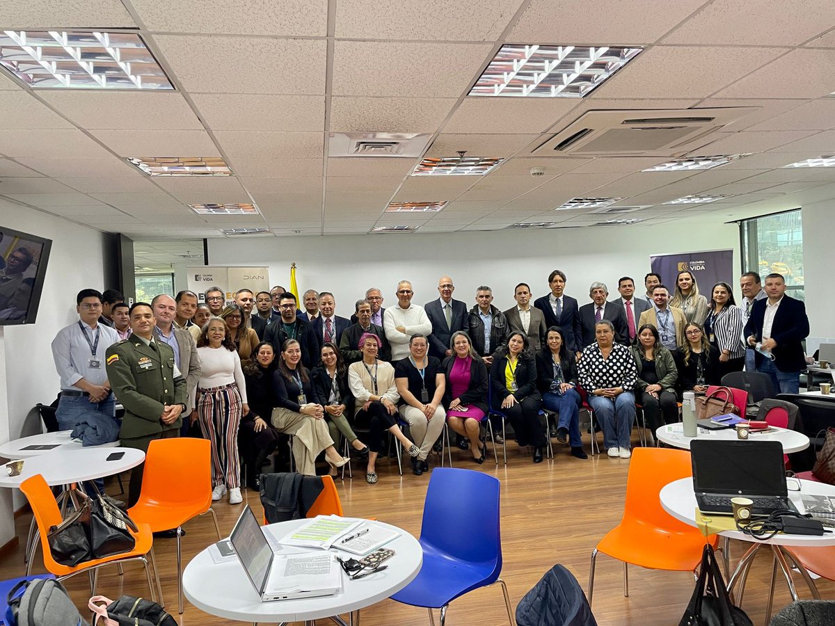 DIANColombia's tweet image. 🛑¡Acciones concretas! La Mesa Regional Anticontrabando Centro definió operaciones conjuntas coordinadas en centros de acopio, puntos de control en las vías regionales, mesas locales y seguimiento bimestral que permitirá proteger la industria nacional. 📊#TodosContraElContrabando